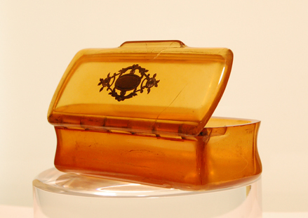 offers cabinets of marquetery of turtle-shell
